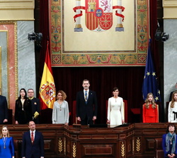 Sus Majestades los Reyes acompañados por la Princesa de Asturias y la Infanta Doña Sofía durante la interpretación del Himno Nacional